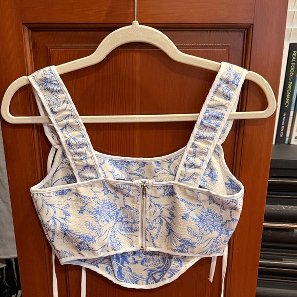 SHEIN Blue and White Floral Crop Top - Picture 2 of 4